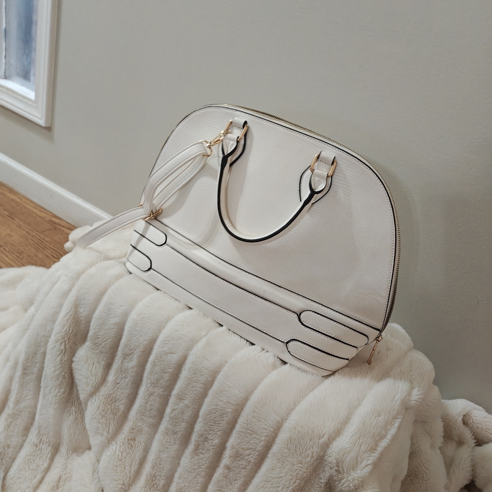 No name,Large, beautiful and roomy off white bag!